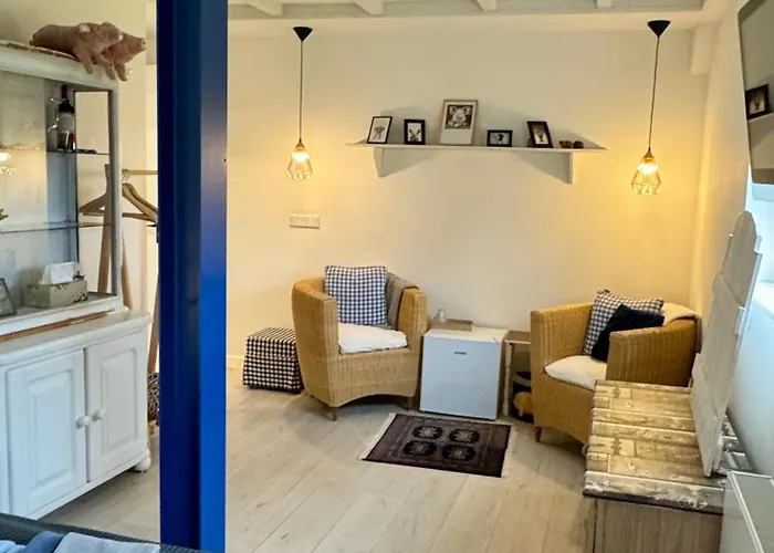 Mir Lo In Adults Only Bed & Breakfast 4*